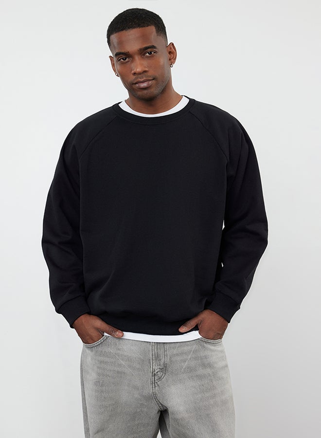 trendyol Black Basic Oversize/Wide Cut Crew Neck Raglan Sleeve Sweatshirt TMNAW23SW00190 - Image 2