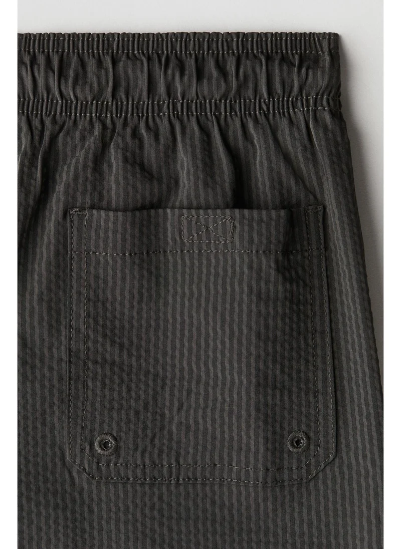 اتش اند ام Seersucker swim shorts