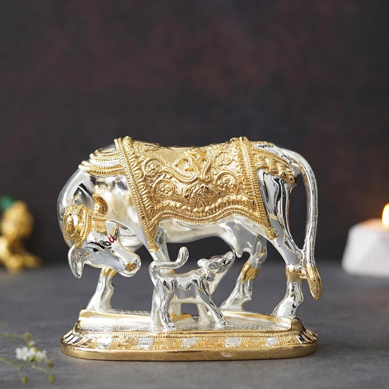 KUSHAL CREATIONS تمثال بقرة وعجل مزخرف من كوشال كريشنز للديكور المنزلي بذهب عيار 24 وفضة مطلية 999 بحجم 35 بوصة - Image 1