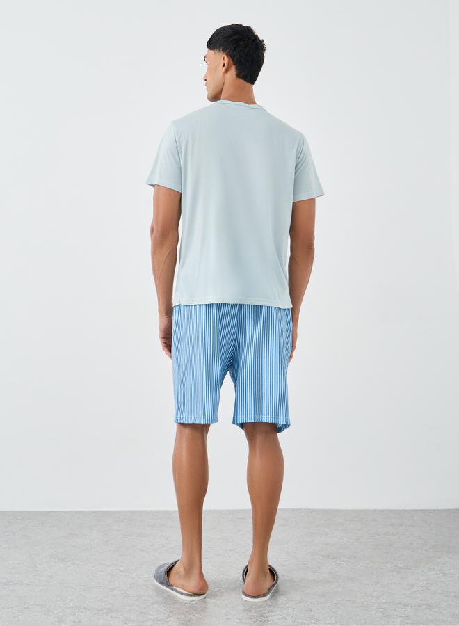 ستايلي طقم تي شيرت رجالي أزرق فاتح برسومات وشورت مخطط - Image 4