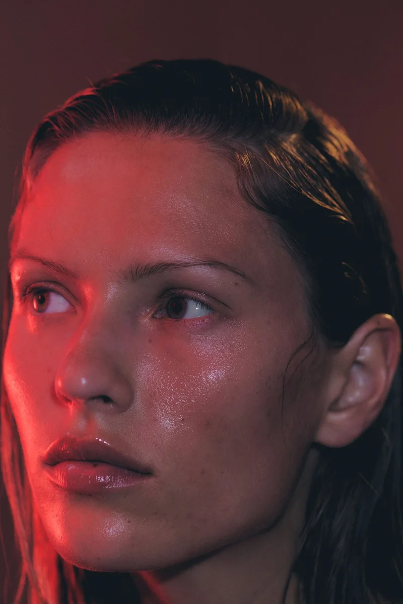 اتش اند ام بلوزة رياضية من قماش سكالبت موف