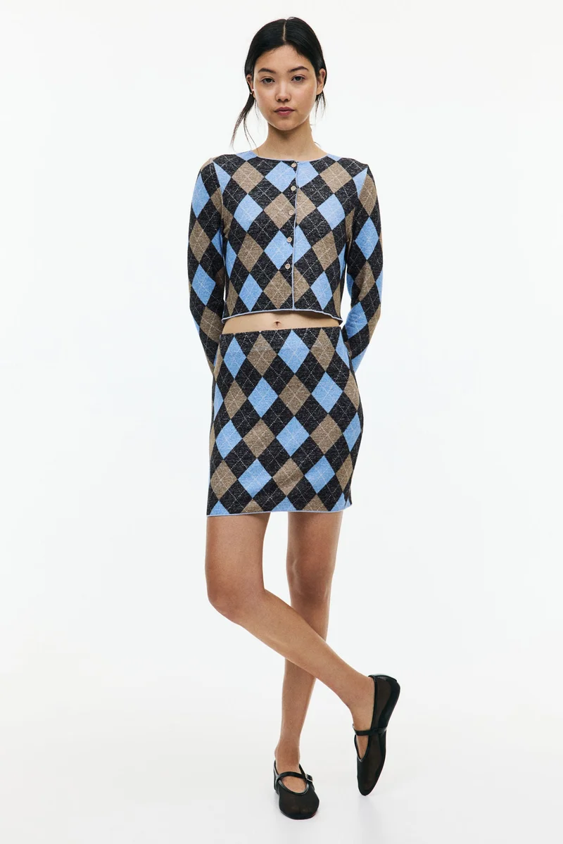 اتش اند ام تنورة ميني محبوكة بتصميم ناعم