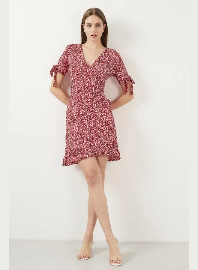 ليلا فستان ليلا نسائي قصير بياقة ملفوفة وتفاصيل كشكش