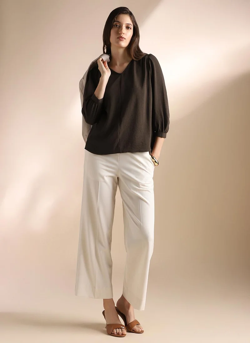 جلو باص بلوزة نسائية بنية بتصميم ذاتي وياقة على شكل حرف  وتفاصيل مجمعة للعمل