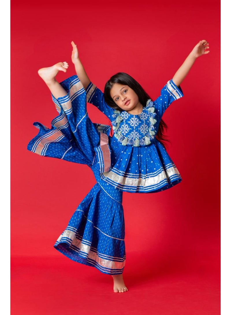 ماتشينج فاميلي اوتفيتس طقم شرارة قطني مطرز باللون الأزرق الملكي للنساء | زيّ احتفالي متناسق | طقم كورتا شرارة دوباتا أنيق | زيّ تقليديّ | زيّ عائليّ توأم - Image 3