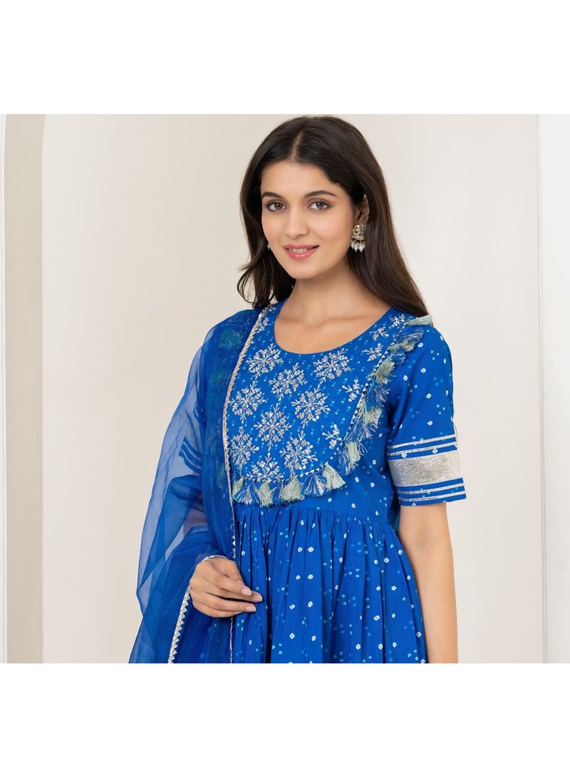 ماتشينج فاميلي اوتفيتس طقم شرارة قطني مطرز باللون الأزرق الملكي للنساء | زيّ احتفالي متناسق | طقم كورتا شرارة دوباتا أنيق | زيّ تقليديّ | زيّ عائليّ توأم - Image 4