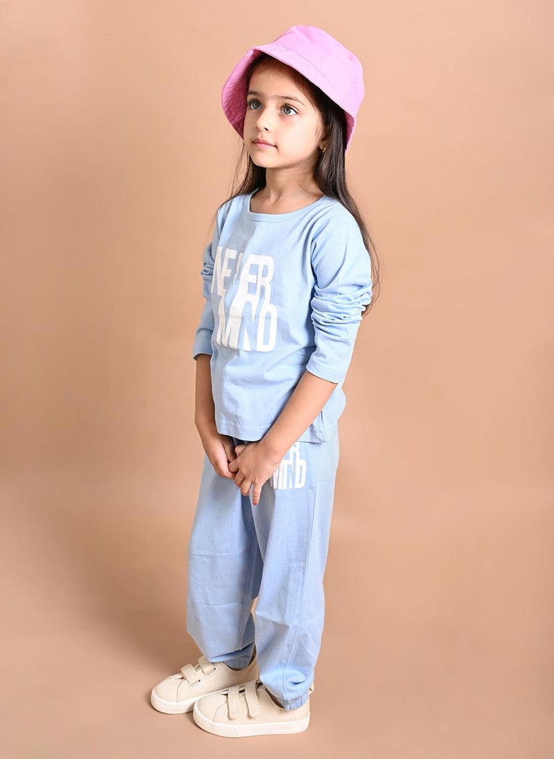 ليل بيكس طقم بلوزة بطبعات لا يهم مع بنطال رياضي - Image 1