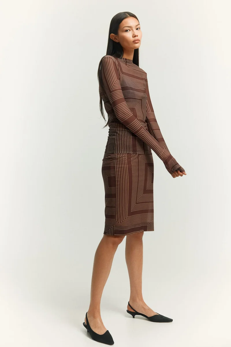 اتش اند ام بلوزة من نسيج شبكي