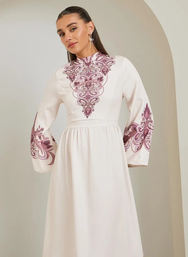 ستايلي فستان طويل بتفاصيل مزينة عند الصدر