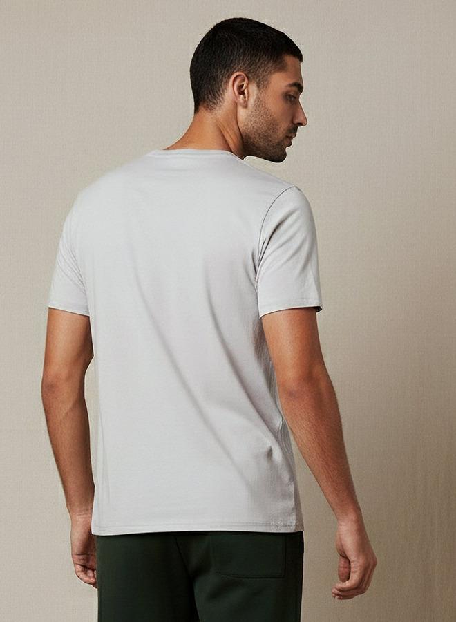 اس بي كاركترز تيشيرت رجالي مطبوع بأكمام قصيرة وياقة دائرية - Image 3