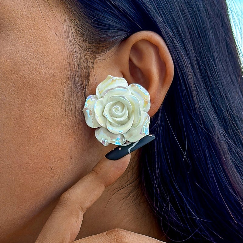 Korean simple and all-matching exaggerated camellia earrings temperament fresh three-dimensional white flower pearl earrings Korean  style - Image 3