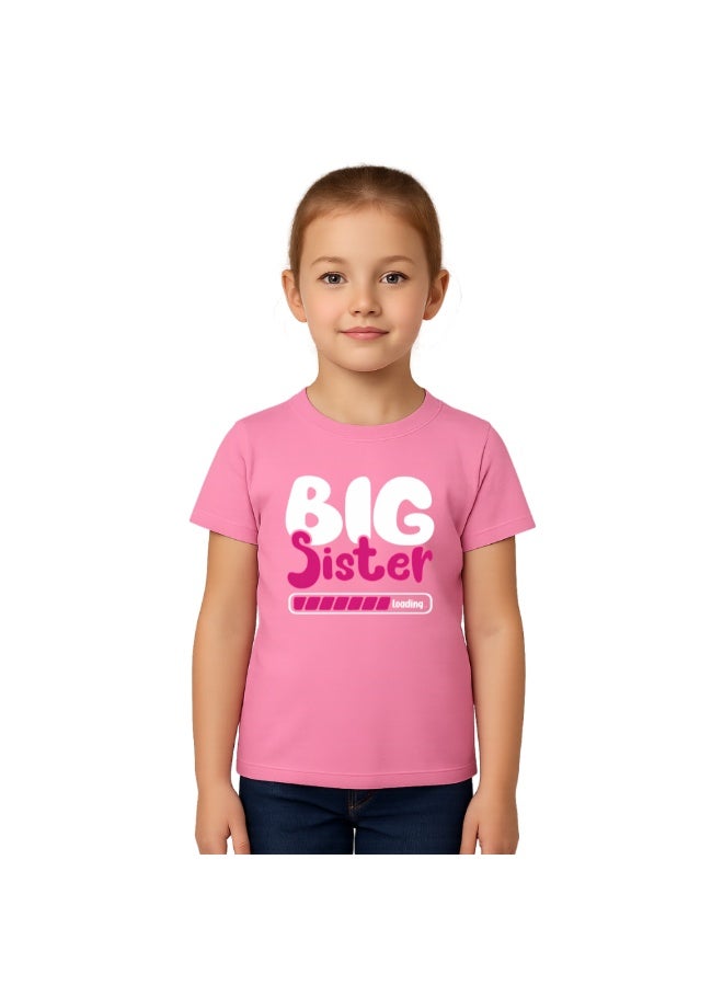 برينت شوب فور مي تيشيرت "الأخت الكبرى" للبنات - تيشيرت مطبوع عليه رسومات جرافيكية برقبة دائرية - تيشيرت قطني ناعم بأكمام قصيرة - مثالي لإعلانات "الأخت الكبرى" والملابس الكاجوال - Image 1