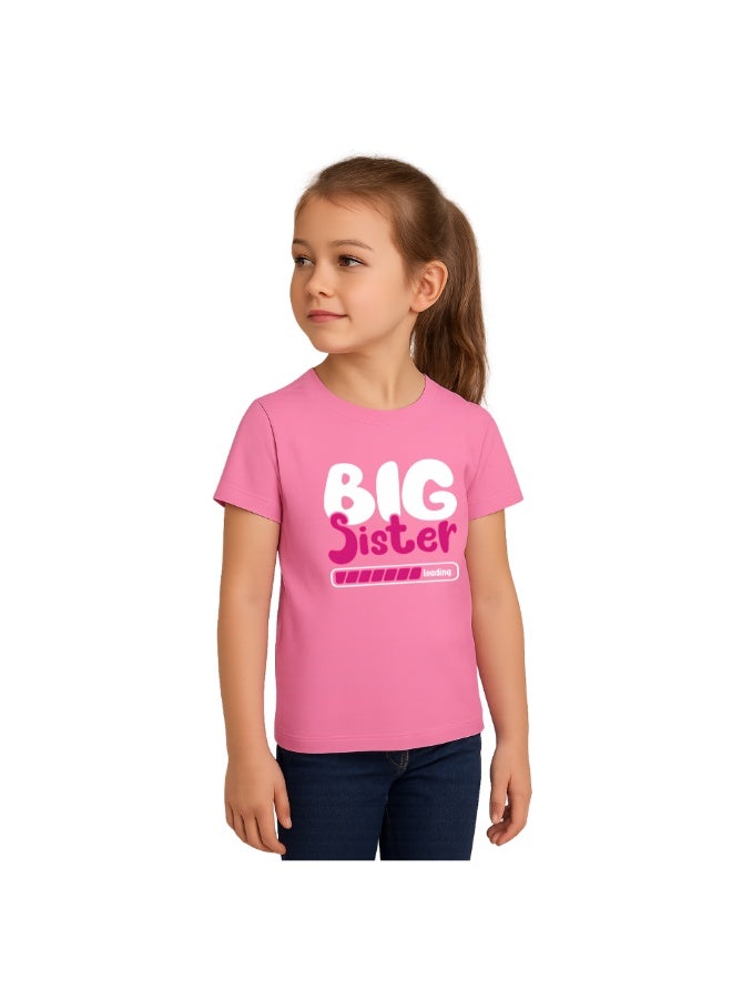 برينت شوب فور مي تيشيرت "الأخت الكبرى" للبنات - تيشيرت مطبوع عليه رسومات جرافيكية برقبة دائرية - تيشيرت قطني ناعم بأكمام قصيرة - مثالي لإعلانات "الأخت الكبرى" والملابس الكاجوال - Image 2
