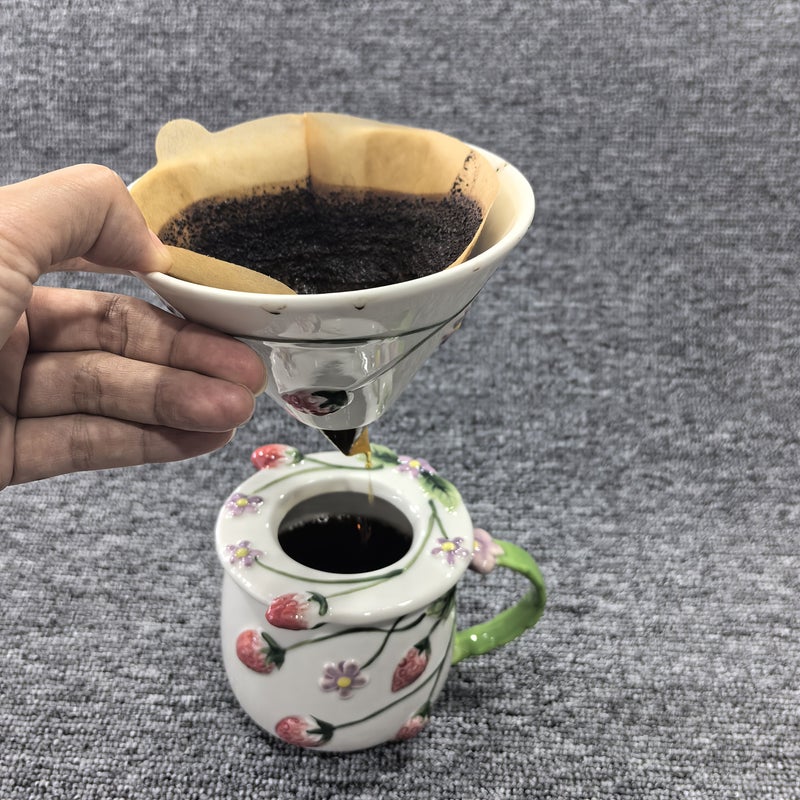مجموعة فلتر القهوة السيراميكية للصب مع كوب مطلي يدويًا بنمط الفراولة - Image 5