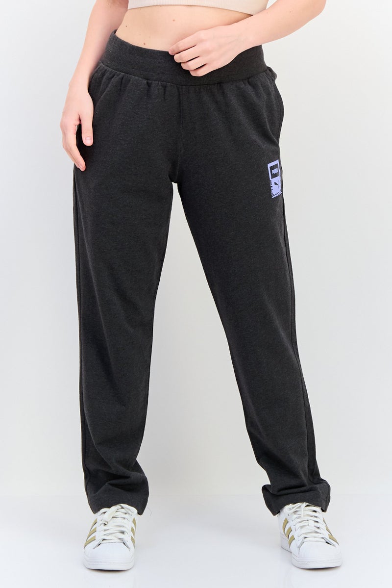 PUMA سروال رياضي نسائي مناسب بشعار العلامة التجارية في الهواء الطلق، رمادي - Image 1