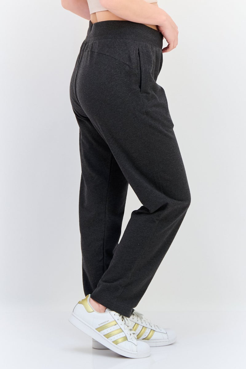 PUMA سروال رياضي نسائي مناسب بشعار العلامة التجارية في الهواء الطلق، رمادي - Image 2