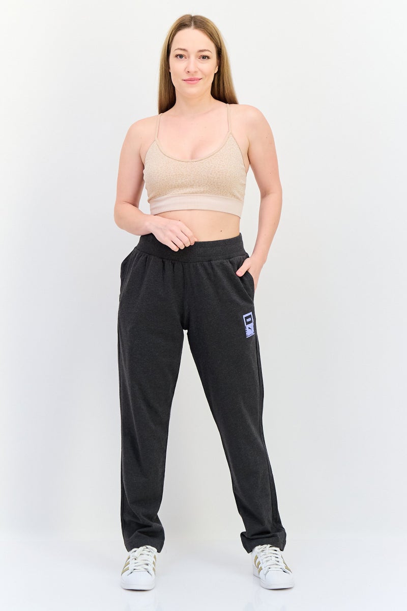 PUMA سروال رياضي نسائي مناسب بشعار العلامة التجارية في الهواء الطلق، رمادي - Image 4