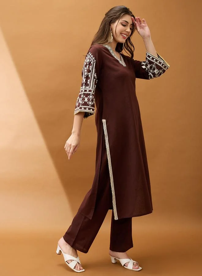 جلو باص طقم من بنطال وكورتا بتفاصيل مُطرزة