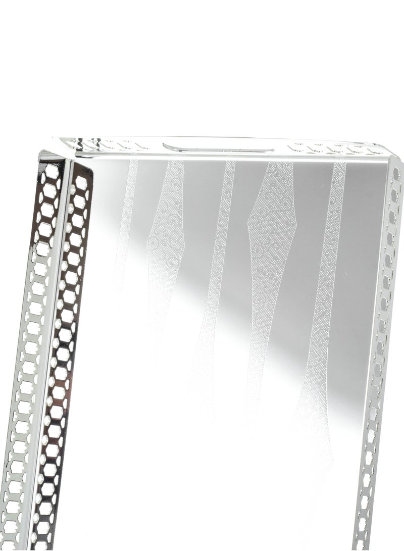 Dania A set of 3 gilded metal trays of different sizes with a sophisticated and beautiful design, suitable for all presentations and occasions. - Image 4