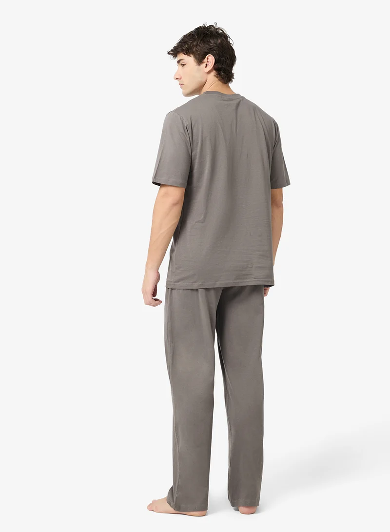 سفنتي فايف طقم بيجامة تي شيرت وبنطلون