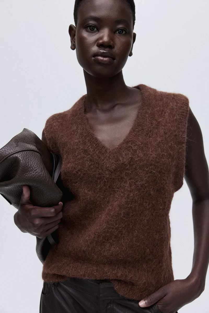 اتش اند ام كنزة بدون أكمام من مزيج الألبكة