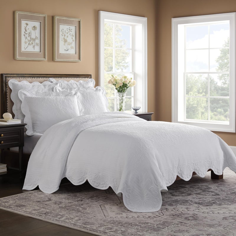 Historic Charleston Charleston Estate Modern Farmhouse Floral Matelasse Coverlet with Scalloped Edges 100 Cotton Breathable Bedding FullQueen White Floral