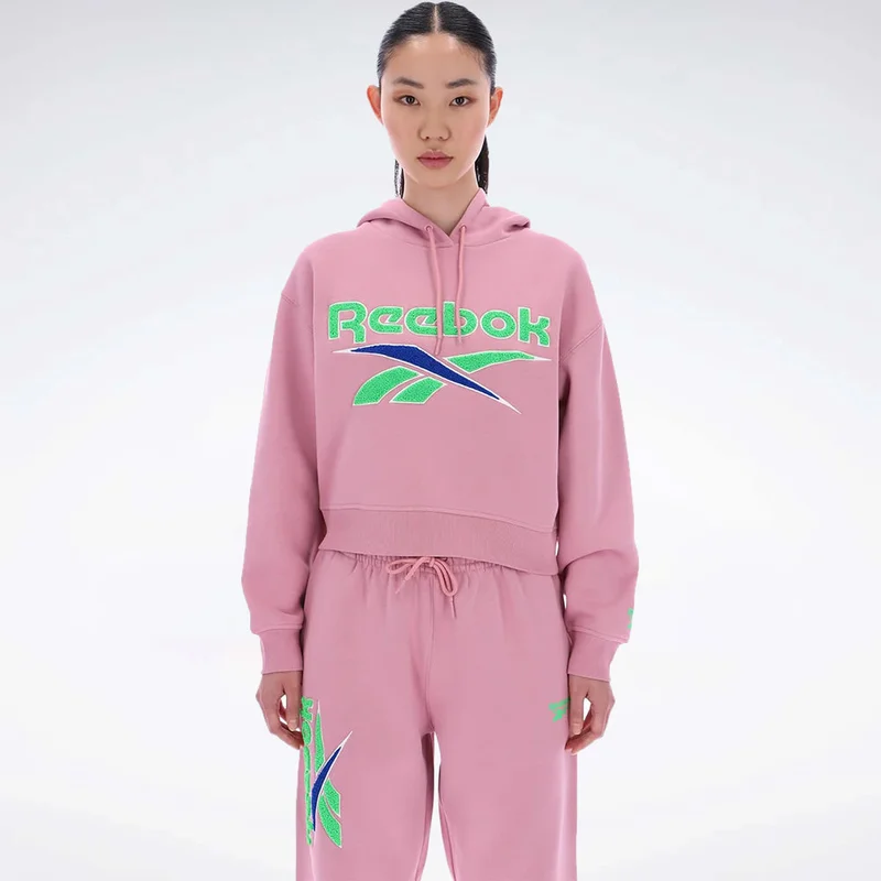 ريبوك Bold cozy and unapologetically Reebok. The triple Boucle logo hoodie features a textured chenille-style logo front and center for a retro-inspired statement. Crafted from soft cotton-poly brushback fleece this cropped hoodie blends comfort with standout styleperfect for casual days with a pop of personality.