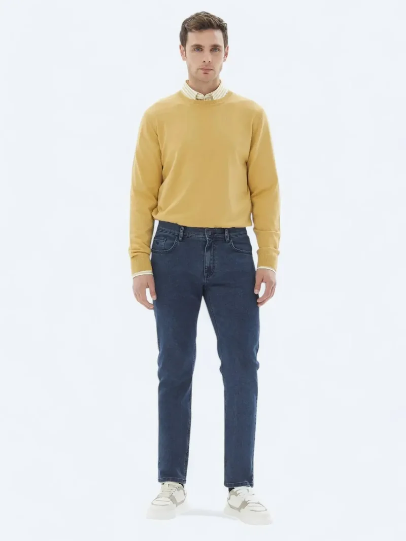 كيب بنطال جينز أزرق داكن بقصة ضيقة مصنوع من مزيج القطن