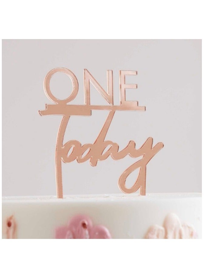 جينجر راي قطعة علوية لكعكة عيد الميلاد الأول من Rose Gold One Today