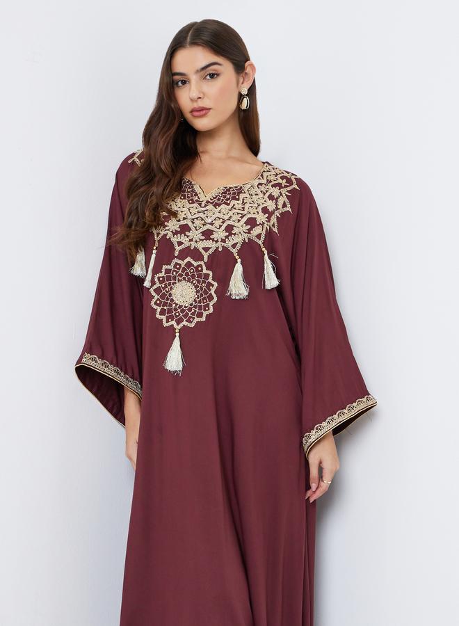 ستايلي جلابية أميرة مطرزة بخيوط عنابي بياقة مشقوقة - Image 2