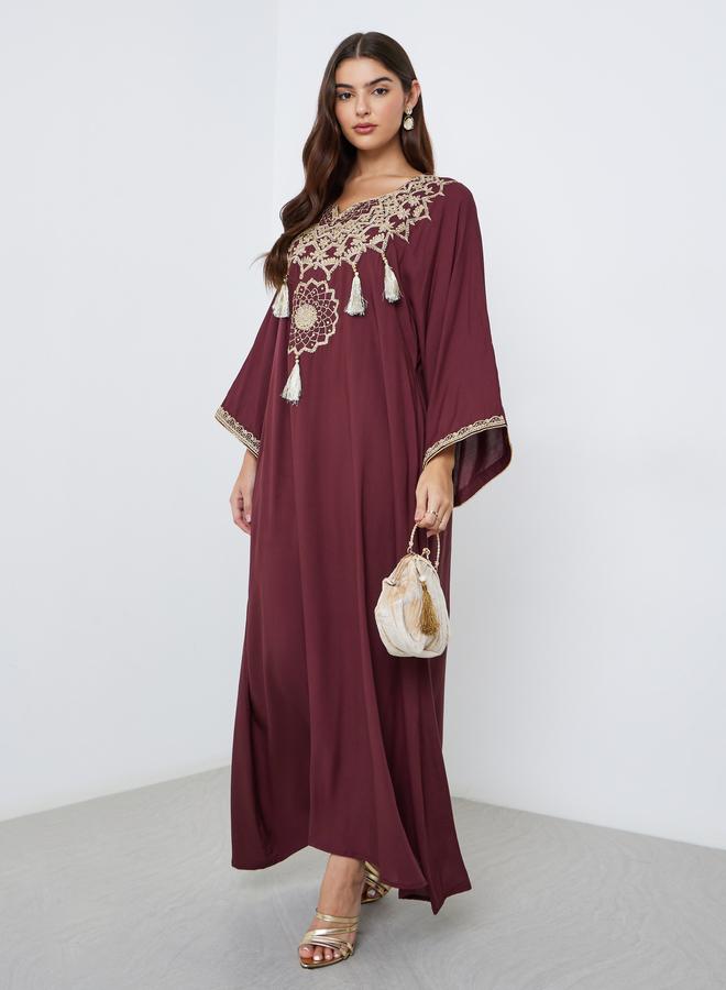 ستايلي جلابية أميرة مطرزة بخيوط عنابي بياقة مشقوقة - Image 1