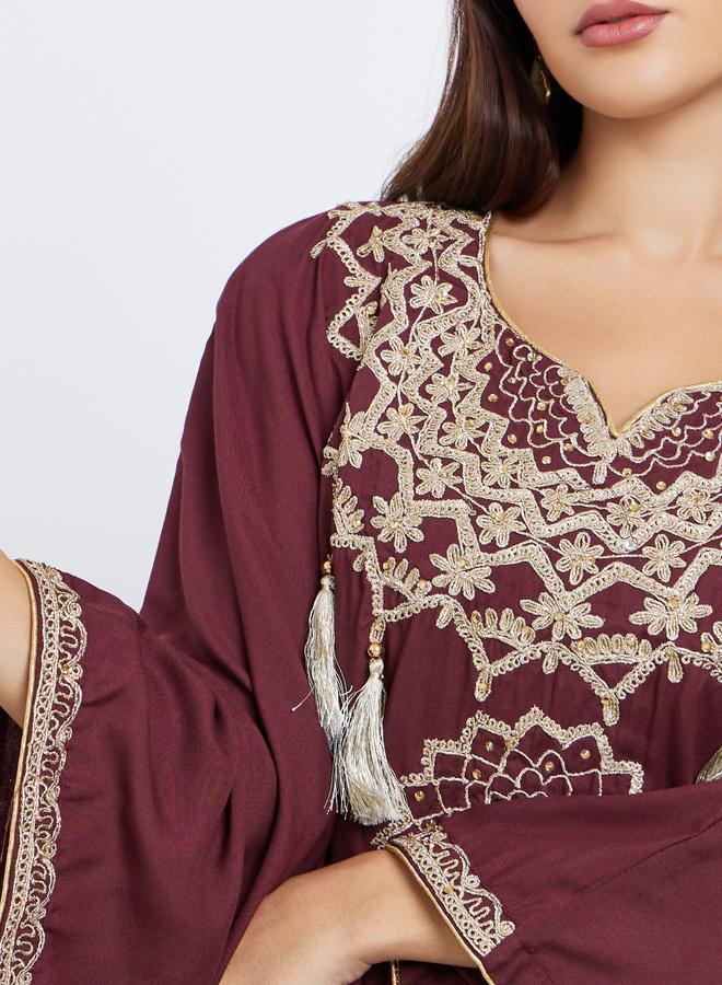 ستايلي جلابية أميرة مطرزة بخيوط عنابي بياقة مشقوقة - Image 3