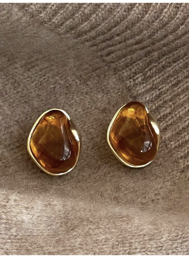 3 pairs of elegant  resin earrings with amber-colored accents for women, suitable for everyday wear, evenings, and parties. - Image 3