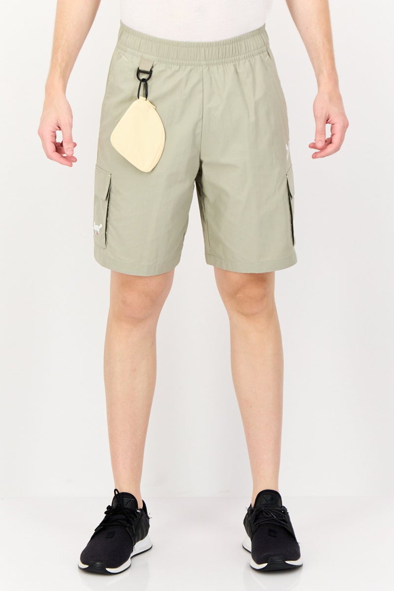 PUMA شورتات جري للرجال بقصة مريحة مع شعار مطرز وحقيبة، كاكي - Image 1