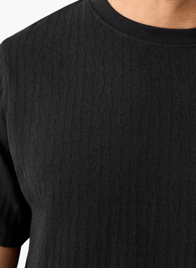 ايكونيك تيشيرت رجالي كلاسيكي بياقة دائرية وأكمام قصيرة بنقوش - Image 3