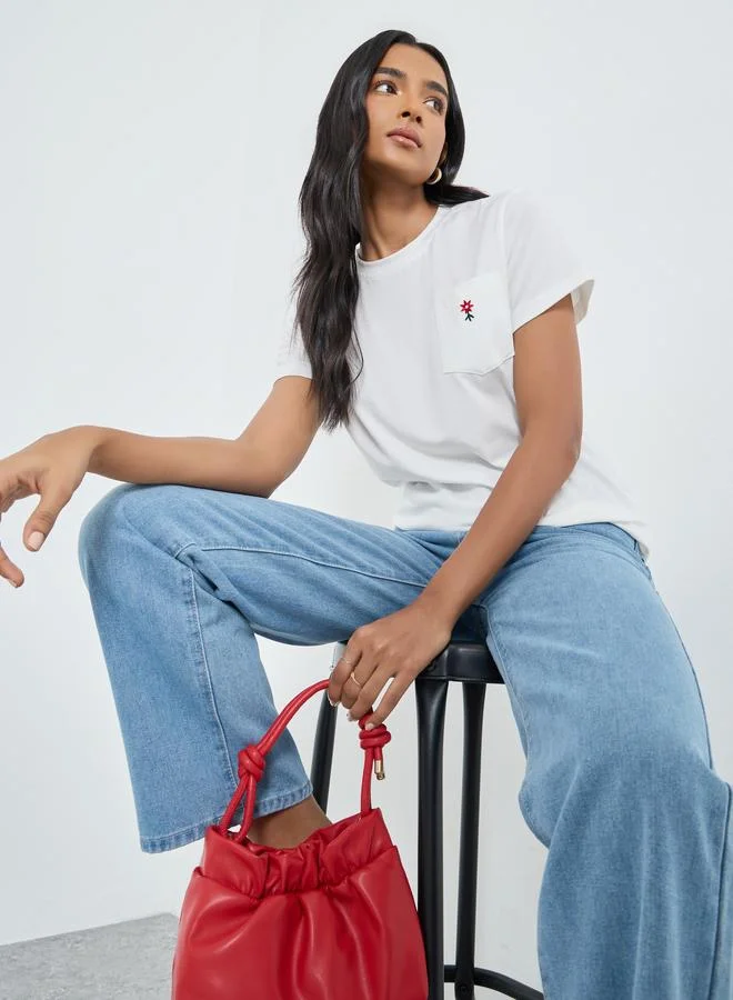 تايك تو تيشيرت بقصة عادية وتفاصيل مُطرزة