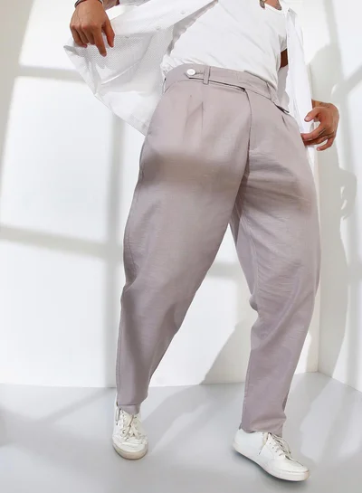 Campus Sutra Campus Sutra Men's Cloud Grey Tailored Linen-Blend Trousers For Casual Wear | Mid-Rise | 2 Pockets | Button Closure | Trousers Crafted With Comfort Fit For Everyday Wear