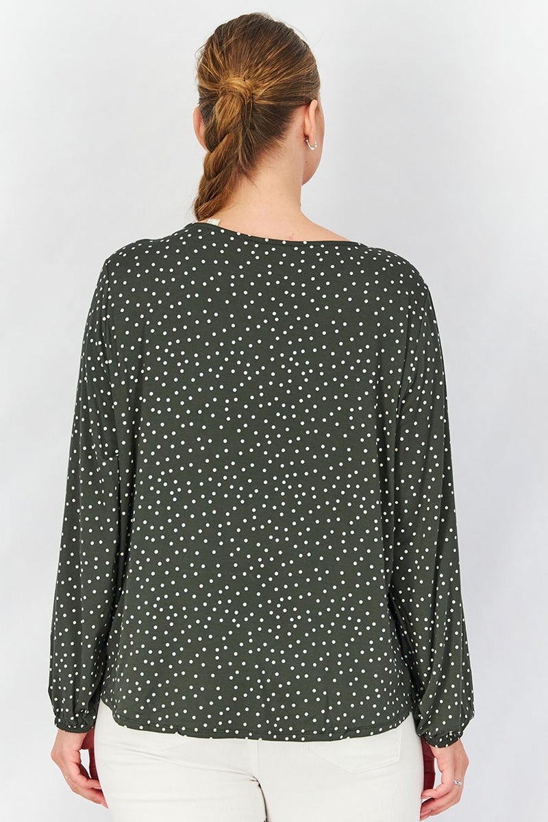 Tchibo بلوزة نسائية بأكمام طويلة على شكل حرف V، بنقاط بولكا، أخضر داكن - Image 3
