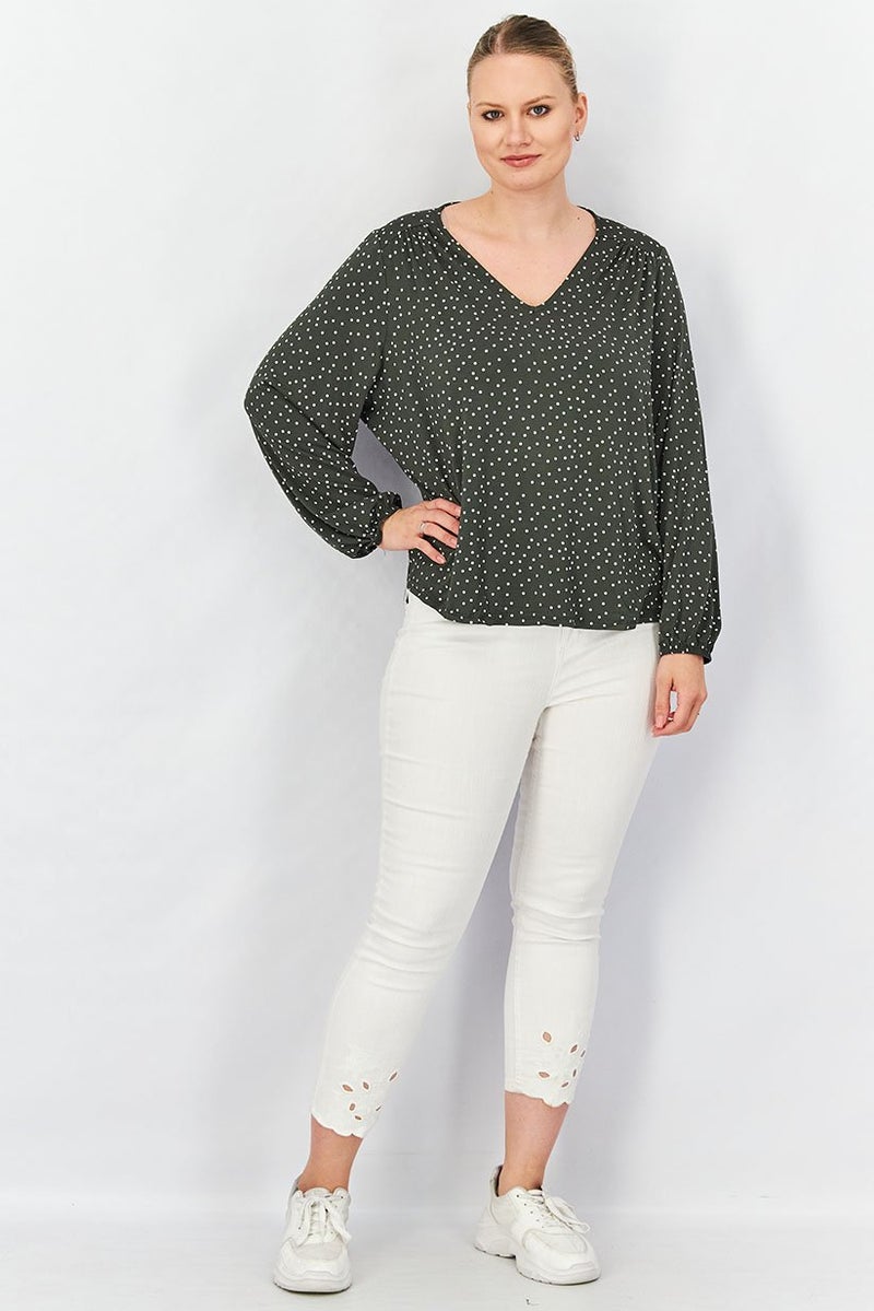 Tchibo بلوزة نسائية بأكمام طويلة على شكل حرف V، بنقاط بولكا، أخضر داكن - Image 4
