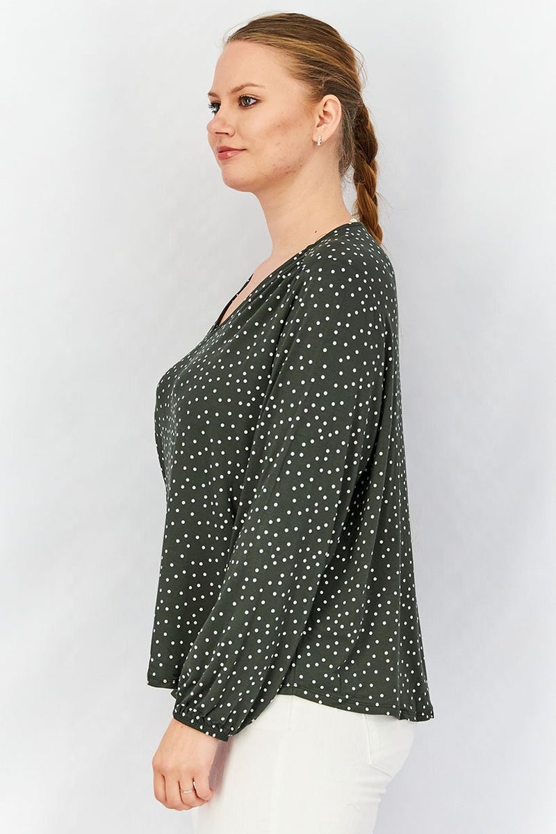 Tchibo بلوزة نسائية بأكمام طويلة على شكل حرف V، بنقاط بولكا، أخضر داكن - Image 2