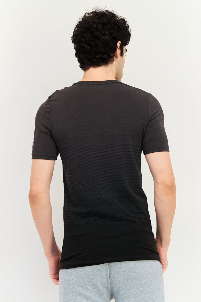 UNDER ARMOUR تي شيرت تدريب قصير الأكمام للرجال بشعار العلامة التجارية، رمادي داكن - Image 3