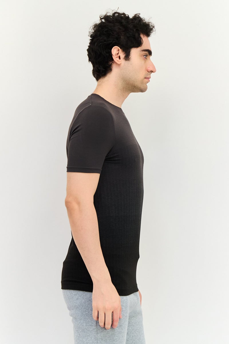 UNDER ARMOUR تي شيرت تدريب قصير الأكمام للرجال بشعار العلامة التجارية، رمادي داكن - Image 2