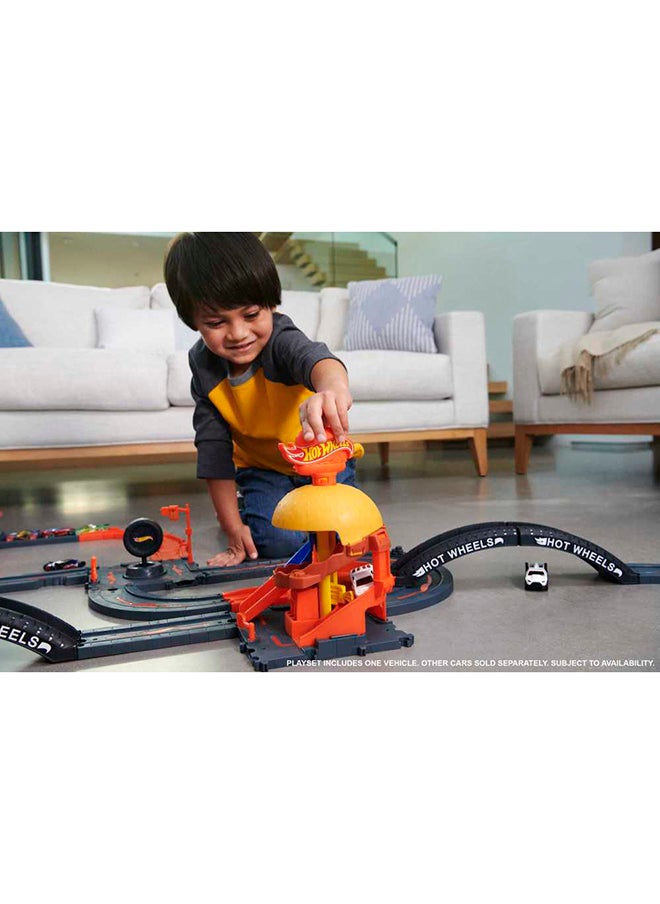 Hot Wheels - City Burger Drive-Thru Playset With 1   Vehicle, Connects To Other Playsets & Tracks, Gift For Kids Ages 4 To 8 Years Old - Image 1