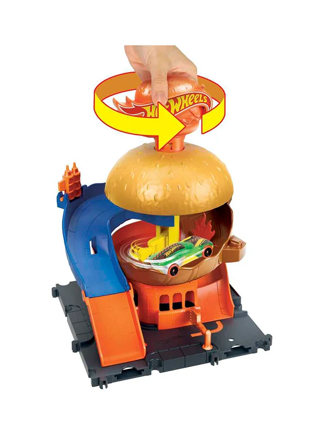 هوت ويلز City Burger Drive-Thru Playset With 1   Vehicle, Connects To Other Playsets & Tracks, Gift For Kids Ages 4 To 8 Years Old