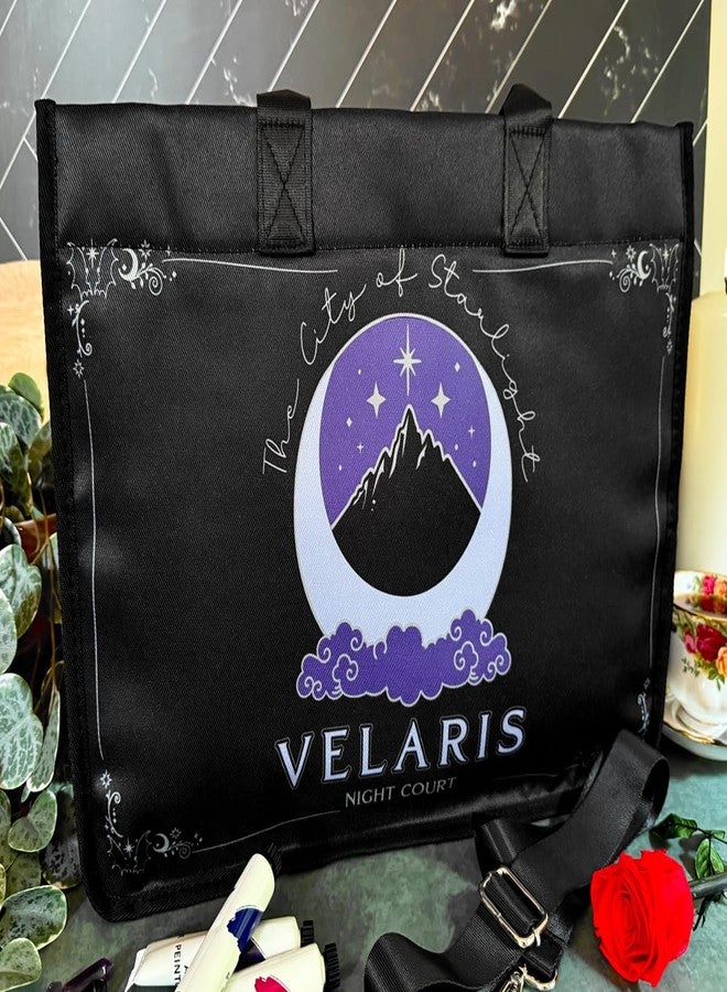 كونكويست حقيبة حمل ConQuest Journals A Court of Thorns and Roses Night Court، بمقبضين، وحزام كتف قابل للتعديل بطول 38 بوصة، تصميم سارة ج. ماس ACOTAR Velaris، وبطانة داخلية مستوحاة من الكتب، مرخصة رسميًا. - Image 2