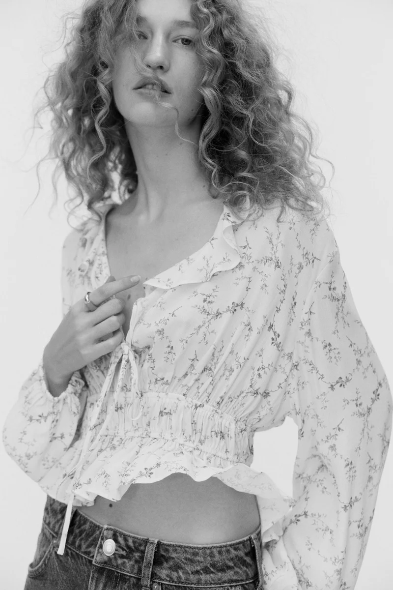 اتش اند ام بلوزة فيسكوز بحواف مكشكشة