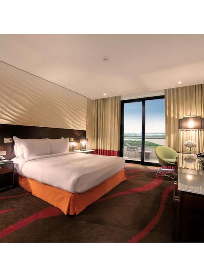 إقامة ليلة واحدة في راديسون بلو وتذاكر عالم فيراري لشخصين - هدية تجربة