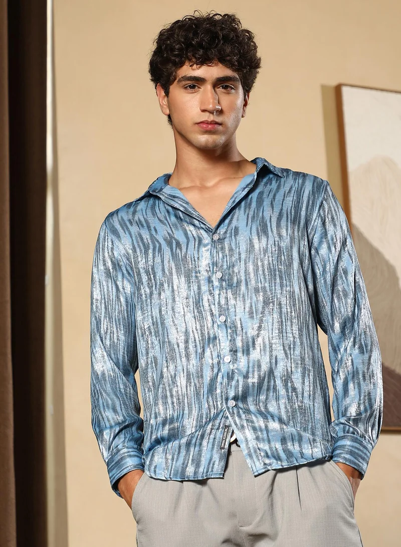 كامبوس سوترا قميص رجالي بطبعة تجريدية متباينة بياقة عريضة وأكمام طويلة بأزرار وحافة منحنية وطبعة تجريدية سادة من نسيج منسوج للحفلات والسهرات باللون الأزرق السماوي