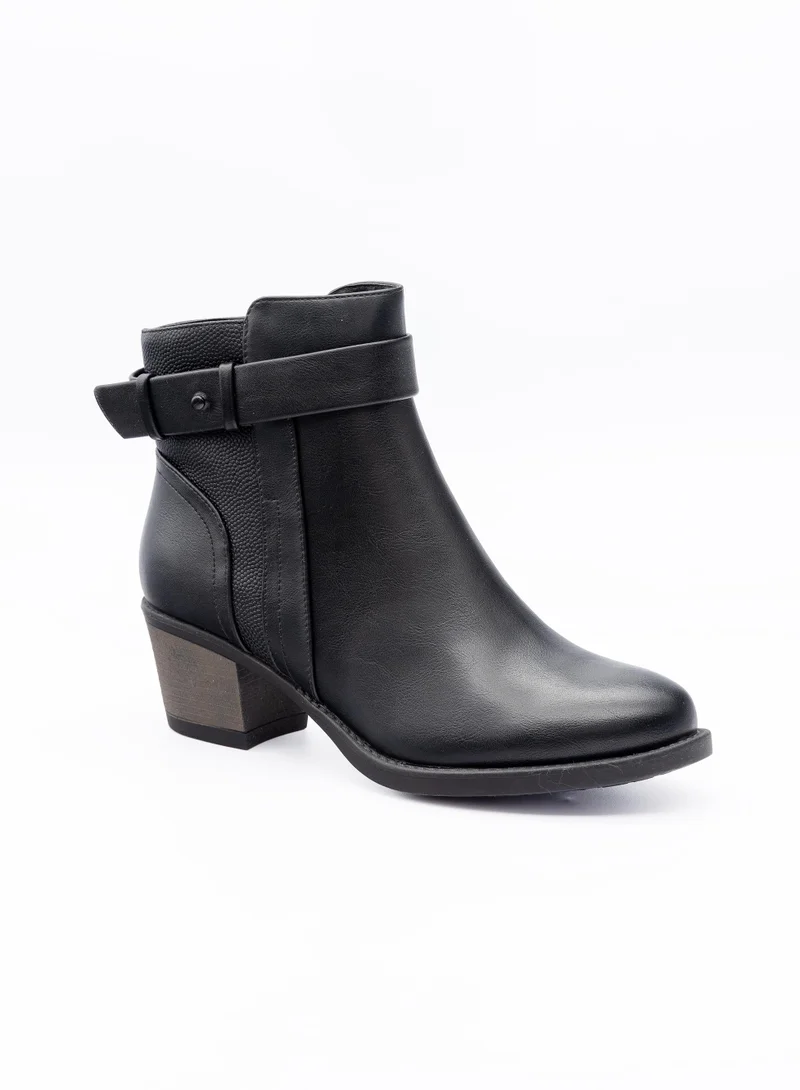 باتا حذاء كاحل بكعب مع إبزيم