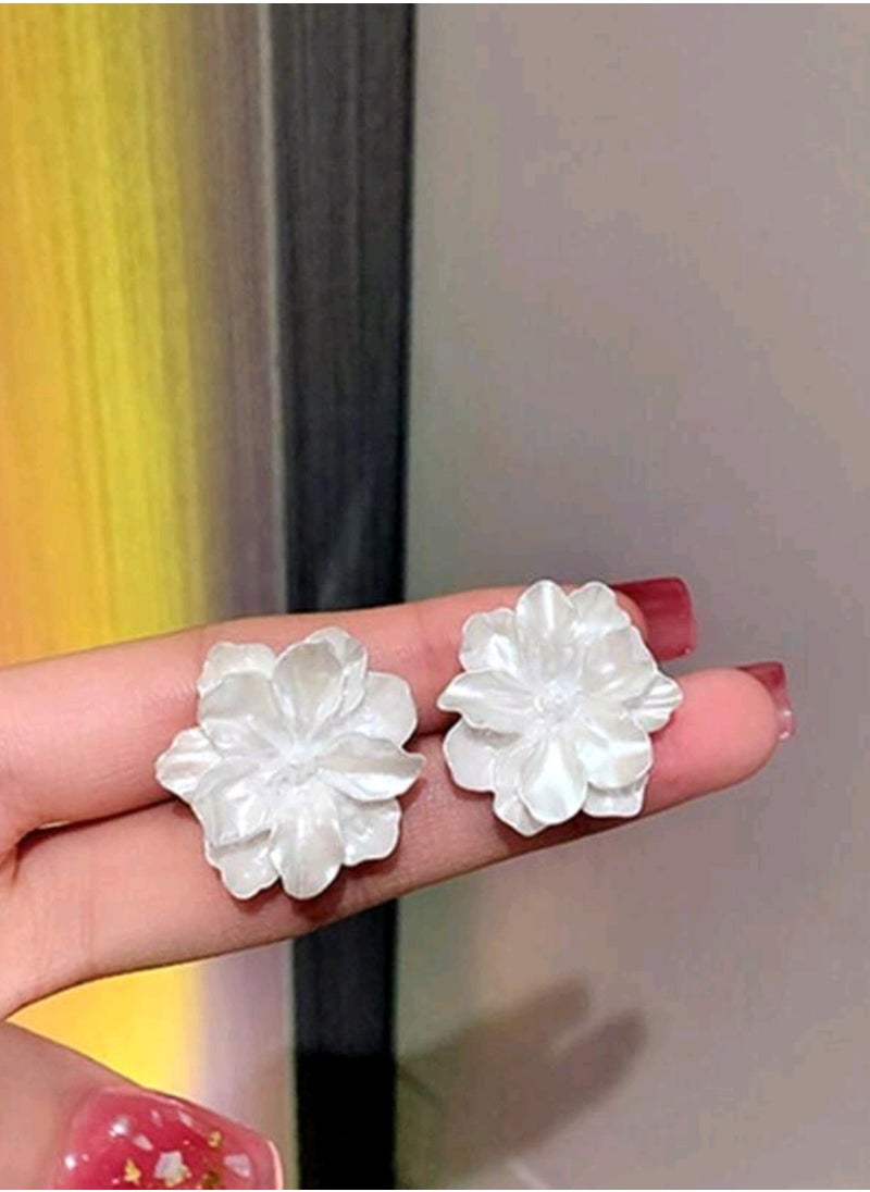 Shein Flower Design Stud Earrings, suits Formal and casual wear  - Image 4